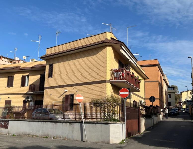 appartamento in vendita a Roma in zona Torre Angela