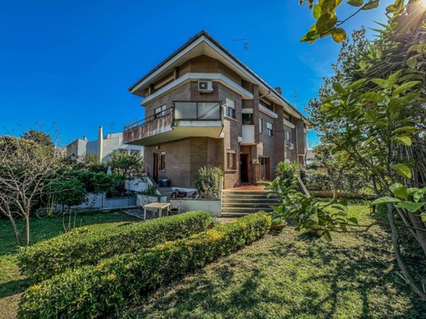 casa indipendente in vendita a Roma in zona Infernetto
