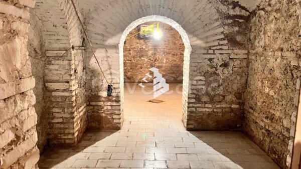 locale commerciale in vendita a Roma in zona Tuscolano