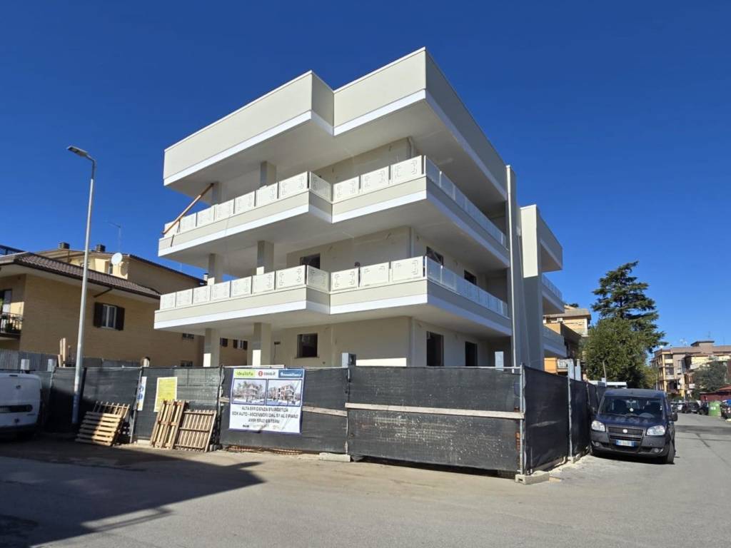 appartamento in vendita a Roma in zona Torre Angela