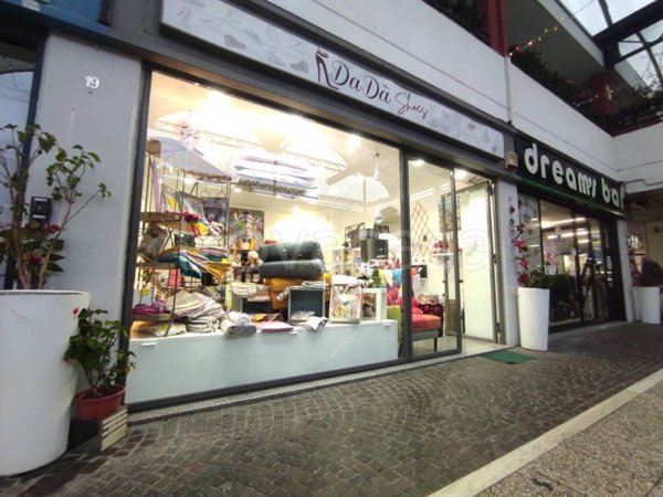 negozio in vendita a Roma in zona Torre Angela
