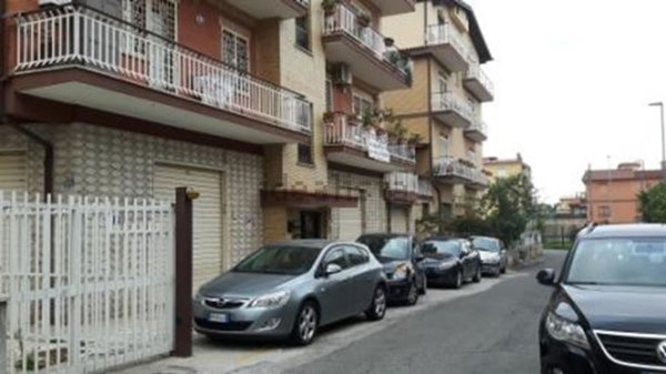 locale commerciale in vendita a Roma in zona Tor Bella Monaca
