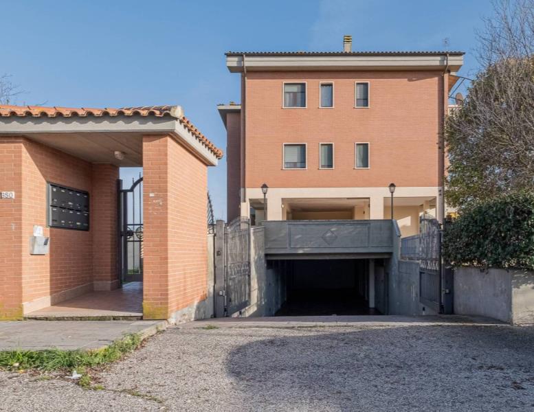 appartamento in vendita a Roma in zona Pantan Monastero