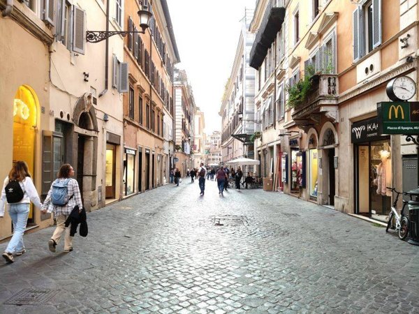 negozio in vendita a Roma in zona Trevi-Colonna