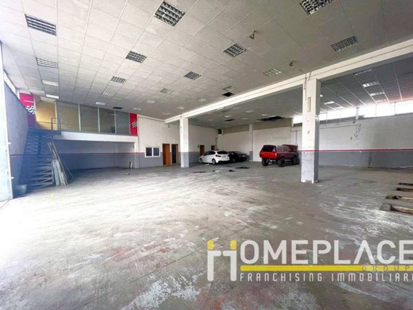 locale commerciale in vendita a Roma in zona Finocchio
