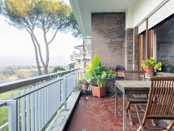 appartamento in vendita a Roma in zona Tomba di Nerone