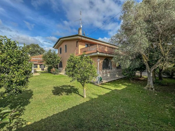 casa indipendente in vendita a Roma in zona Infernetto