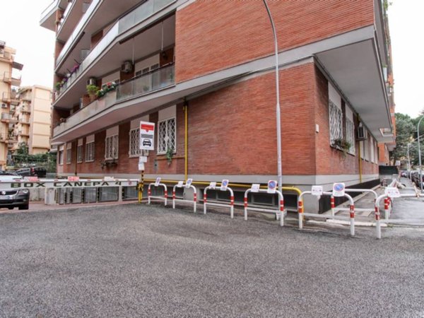 locale commerciale in vendita a Roma in zona Collatino