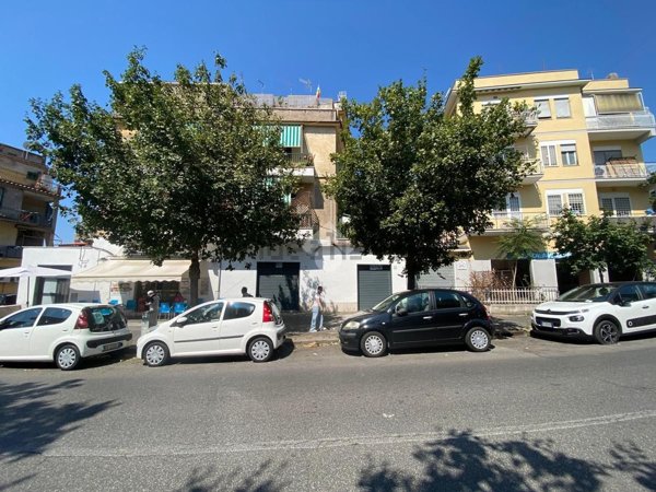 locale commerciale in vendita a Roma in zona Primavalle