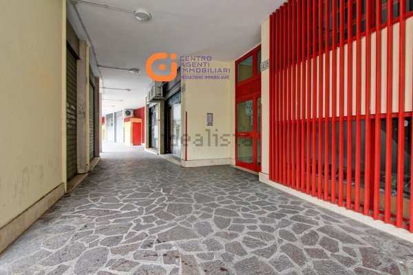 locale commerciale in vendita a Roma in zona Collatino