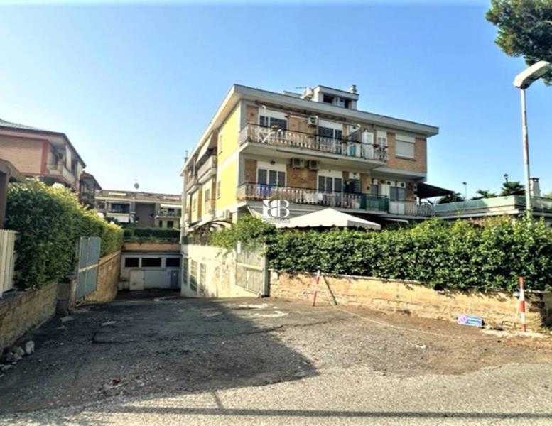 locale commerciale in vendita a Roma in zona Appio Claudio
