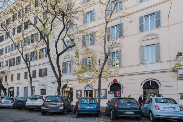 locale commerciale in vendita a Roma in zona Rione Prati
