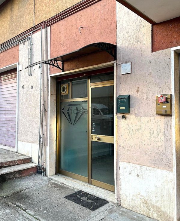 locale commerciale in vendita a Roma in zona Torre Angela