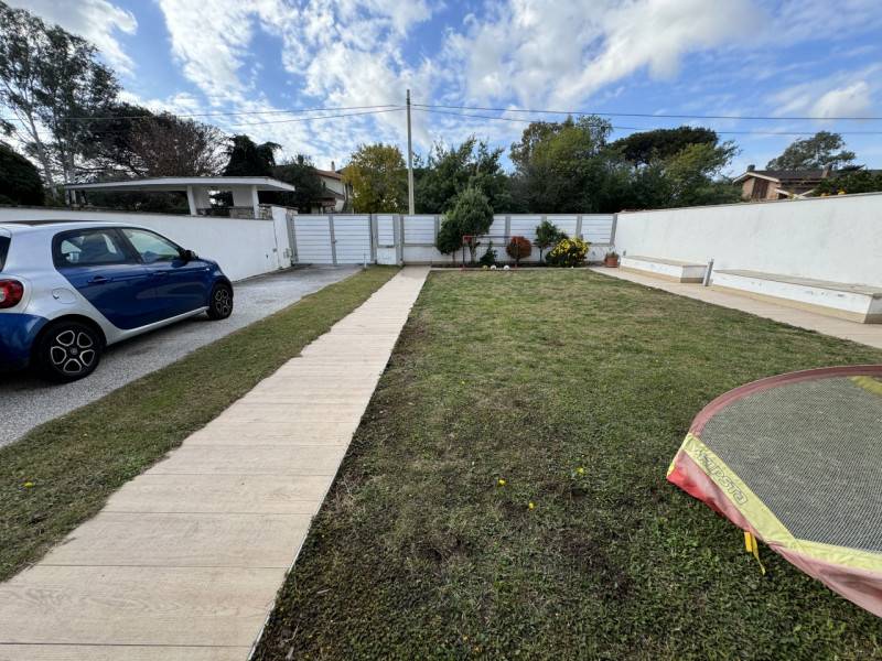 casa indipendente in vendita a Roma in zona Acilia
