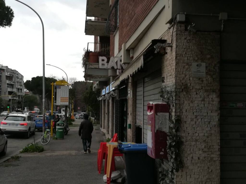 negozio in vendita a Roma in zona Ardeatino