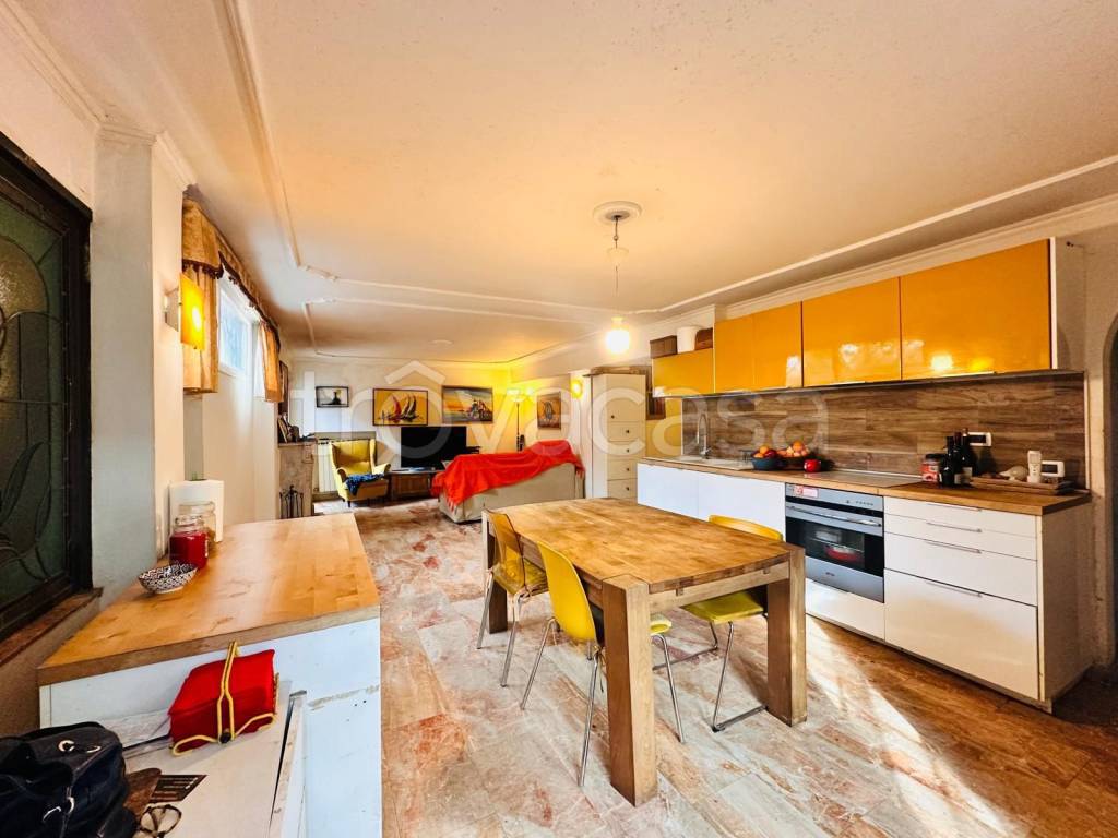 appartamento in vendita a Roma in zona Axa