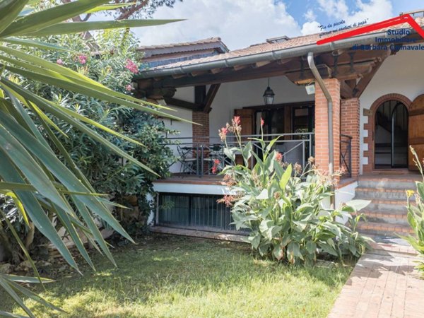 casa indipendente in vendita a Roma in zona Infernetto