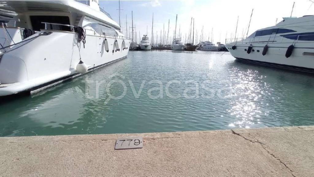 negozio in vendita a Roma in zona Ostia