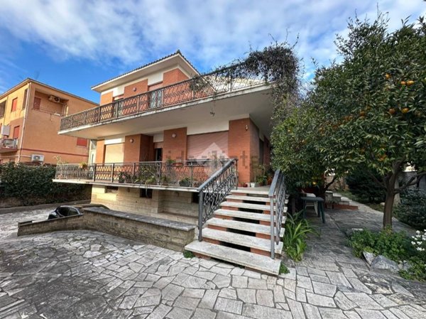 casa indipendente in vendita a Roma in zona Ostia