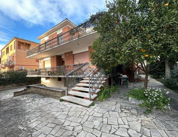 casa indipendente in vendita a Roma in zona Ostia