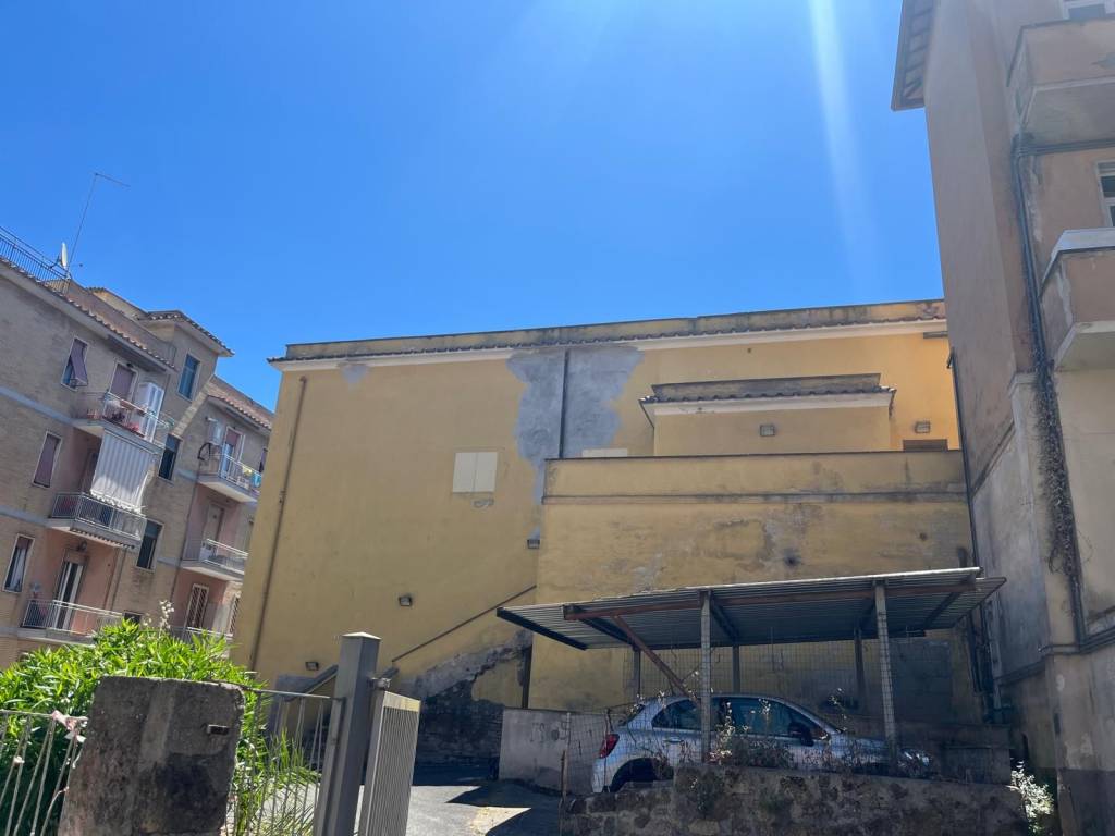 intera palazzina in vendita a Roma in zona Tomba di Nerone