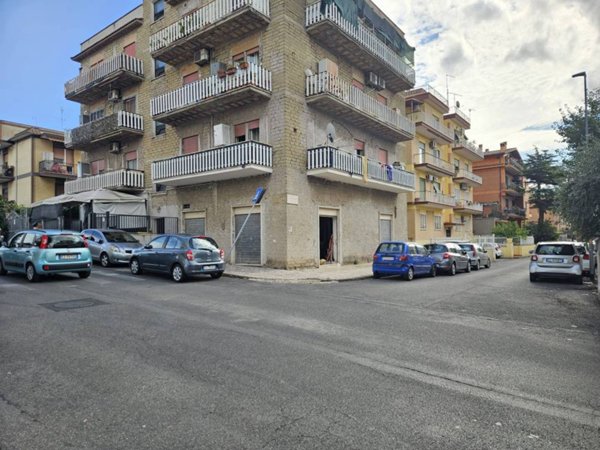 negozio in vendita a Roma in zona Tor Bella Monaca