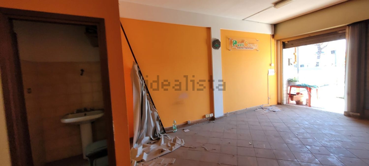 negozio in vendita a Roma in zona Tor Cervara