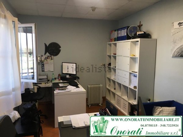 ufficio in vendita a Roma in zona Torre Angela