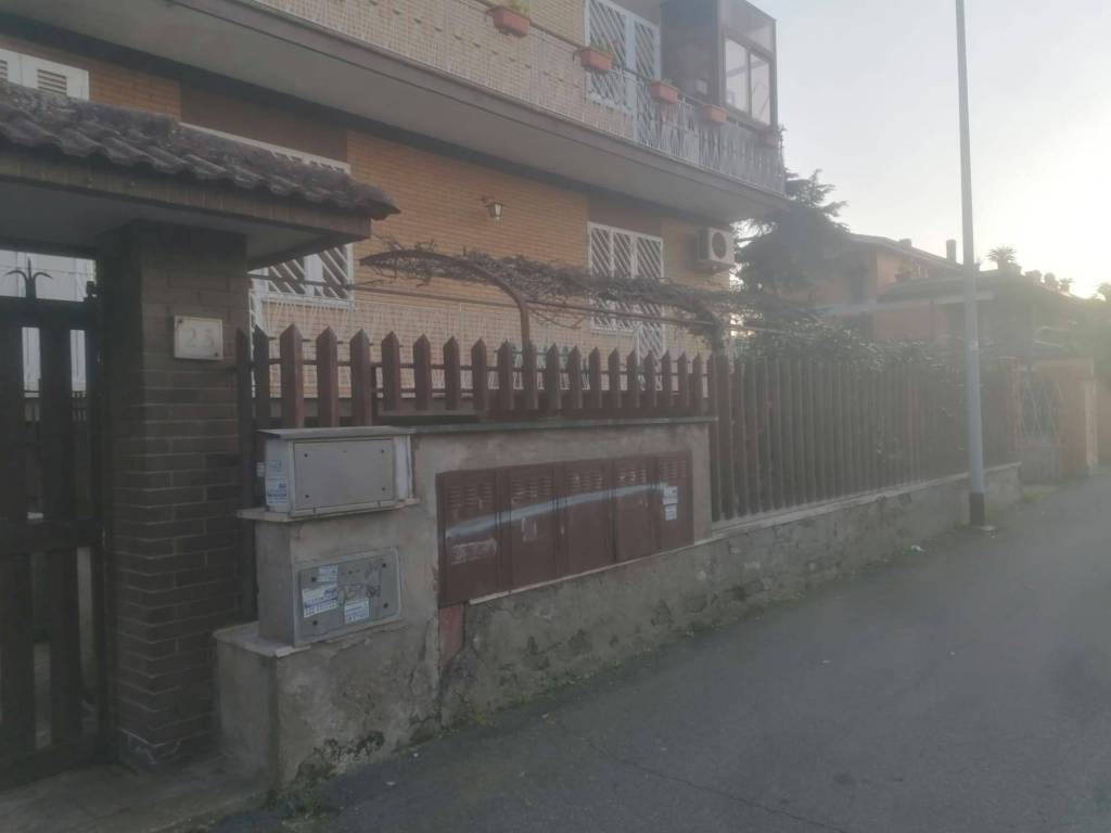 appartamento in vendita a Roma in zona Torre Angela