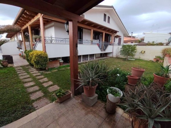 casa indipendente in vendita a Roma in zona Massimina/Casal Lumbroso