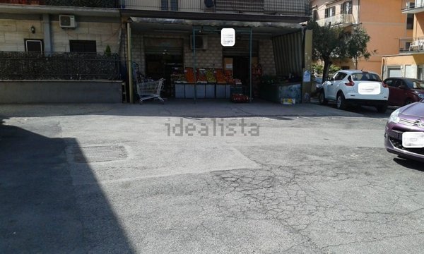 locale commerciale in vendita a Roma in zona Torre Angela