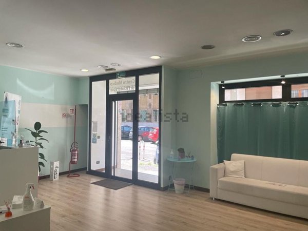locale commerciale in vendita a Roma in zona Ardeatino