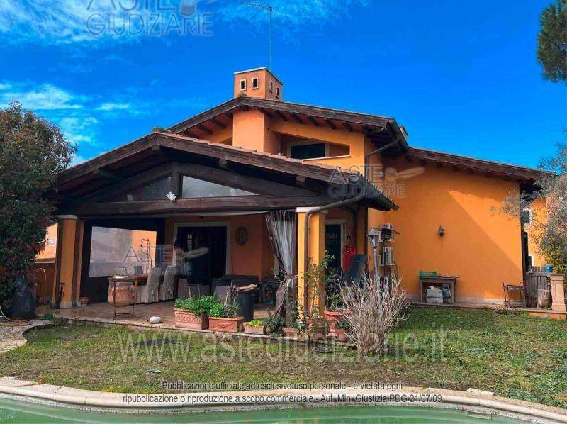 appartamento in vendita a Roma in zona Pantan Monastero