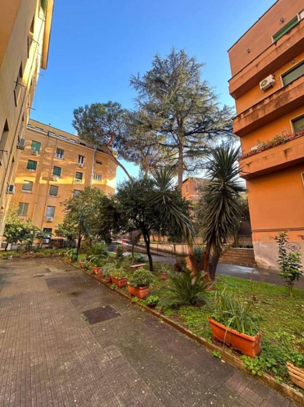 appartamento in vendita a Roma in zona Ostiense