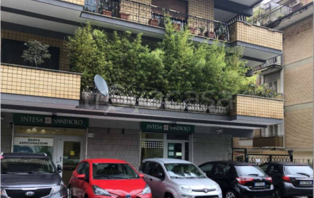 negozio in vendita a Roma in zona Tomba di Nerone