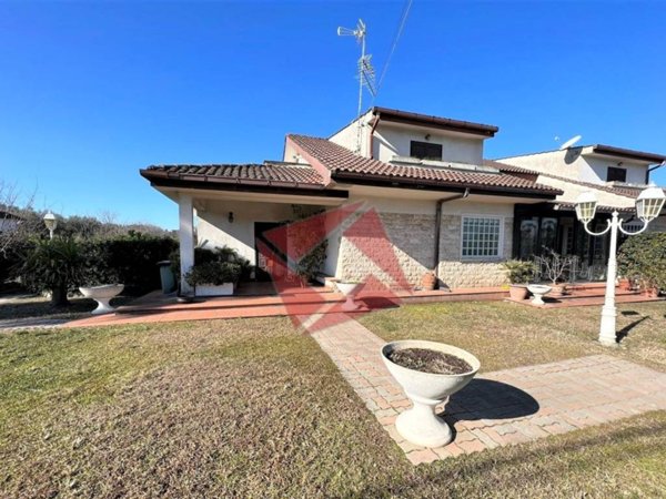 casa indipendente in vendita a Roma in zona Finocchio