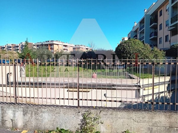 negozio in vendita a Roma in zona Casal Monastero