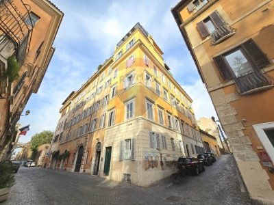 appartamento in vendita a Roma in zona Rione Regola