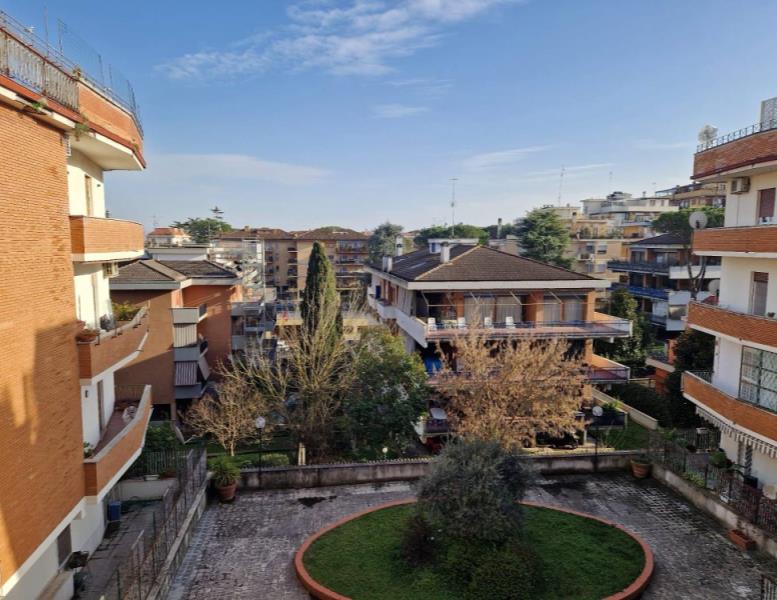 appartamento in vendita a Roma in zona Tomba di Nerone