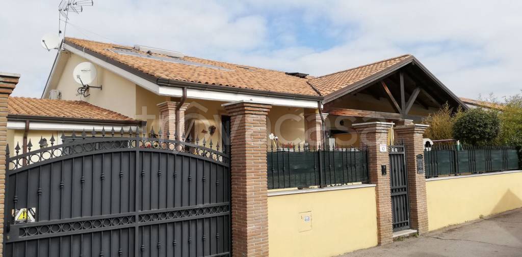casa indipendente in vendita a Roma in zona Longarina