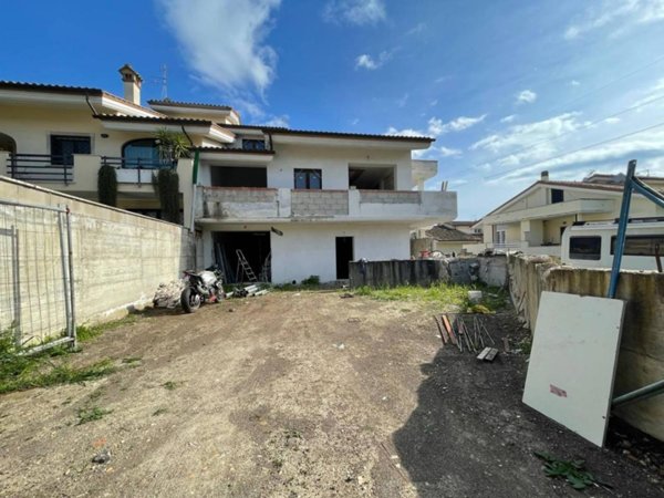 casa indipendente in vendita a Roma in zona Massimina/Casal Lumbroso