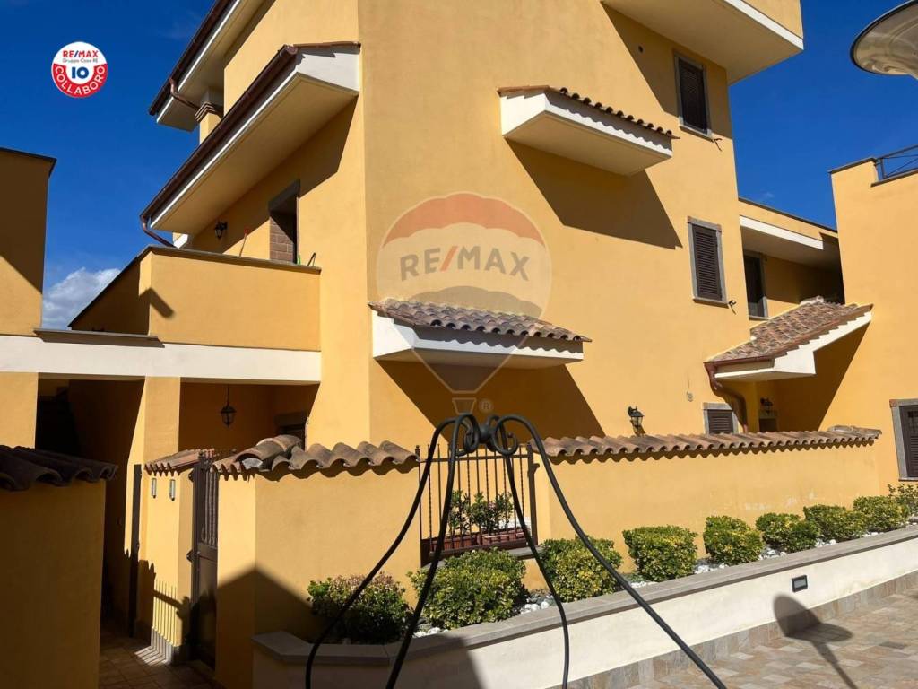 appartamento in vendita a Roma in zona Valle Santa