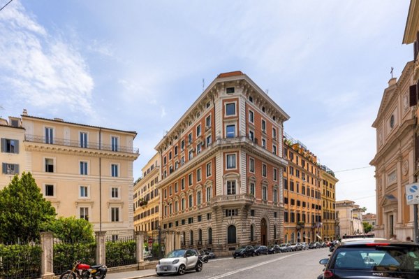 locale commerciale in vendita a Roma in zona Rione Monti/Campitelli