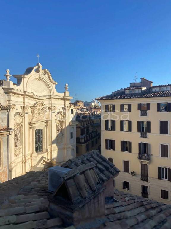 appartamento in vendita a Roma in zona Trevi-Colonna