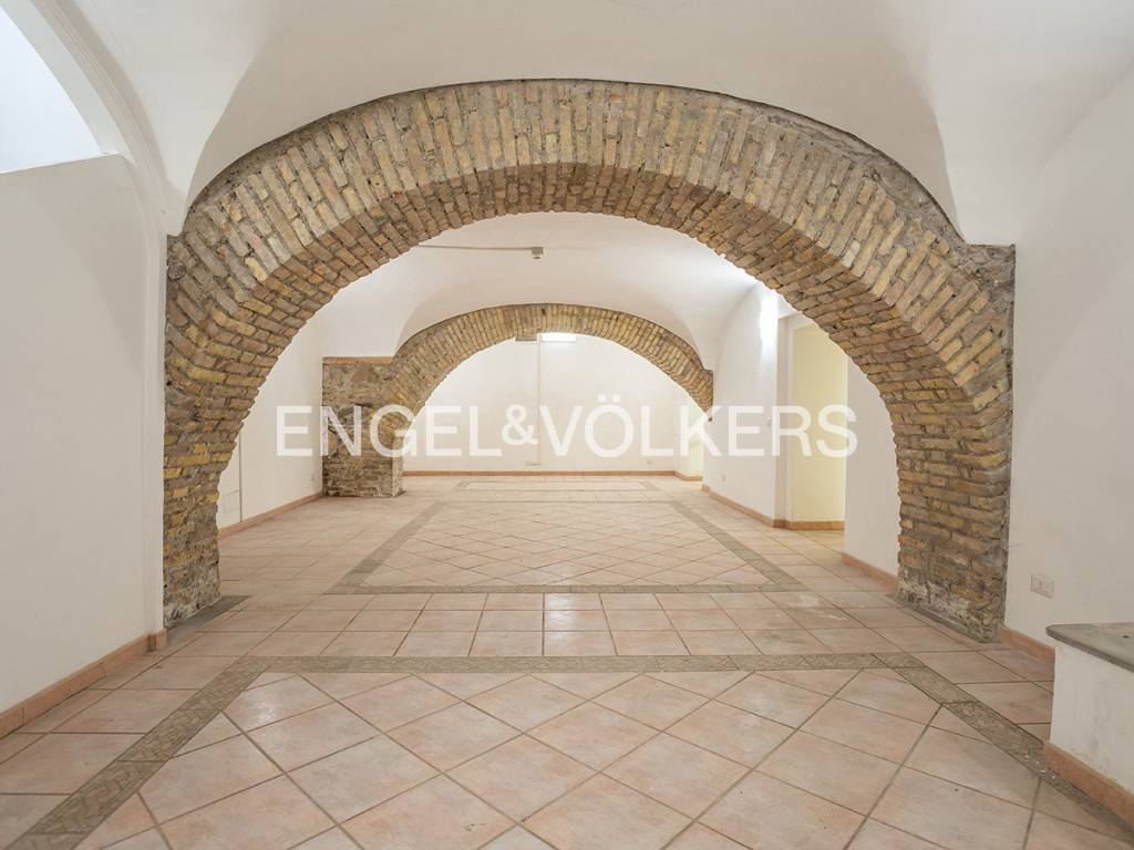negozio in vendita a Roma in zona Rione Borgo