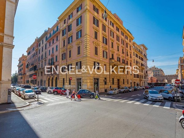 negozio in vendita a Roma in zona Rione Borgo