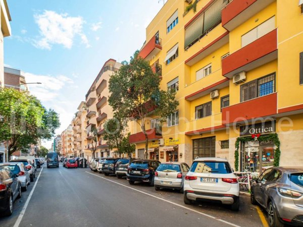 negozio in vendita a Roma in zona Appio Claudio