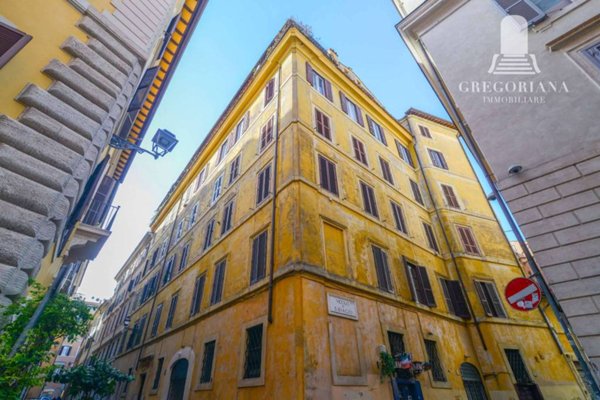 appartamento in vendita a Roma in zona Trevi-Colonna