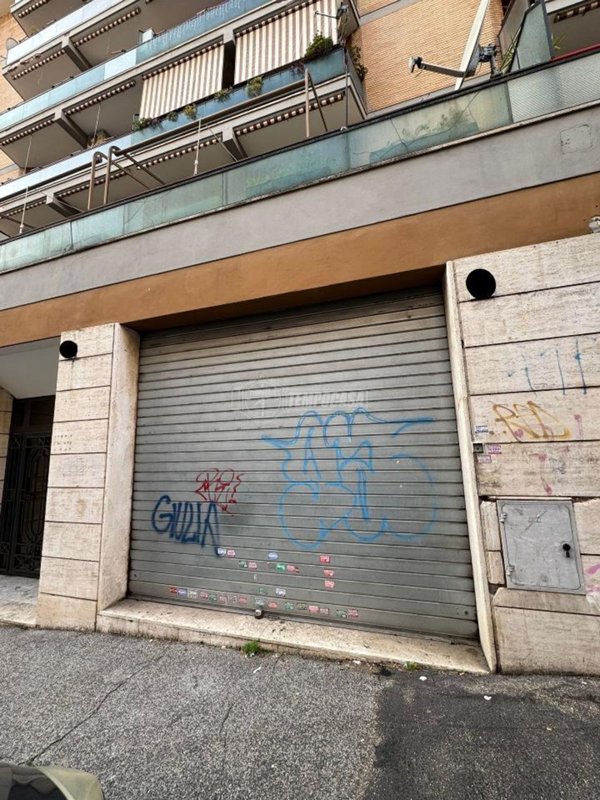 locale commerciale in vendita a Roma in zona Collatino