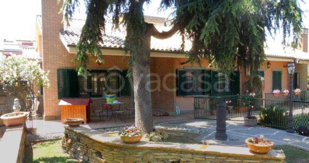 casa indipendente in vendita a Roma in zona Casal Morena